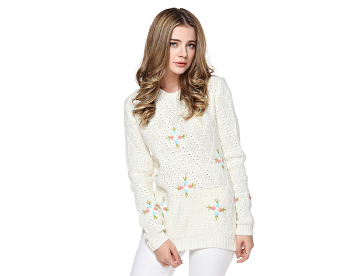 Women's Rhombus Pattern Round Neck Beige Sweater With Flowers Detail S100714