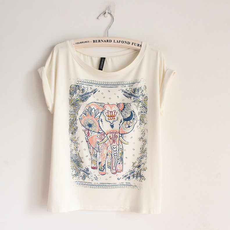Cotton T-shirt With Walking Elephant Print on Luulla